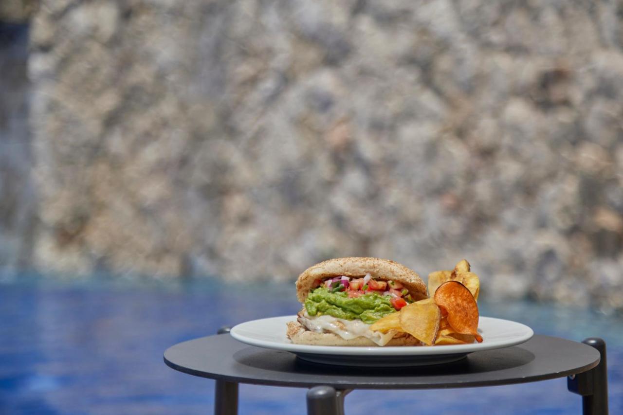 Fiesta Americana Condesa Cancun - Все включено Экстерьер фото A vegan burger