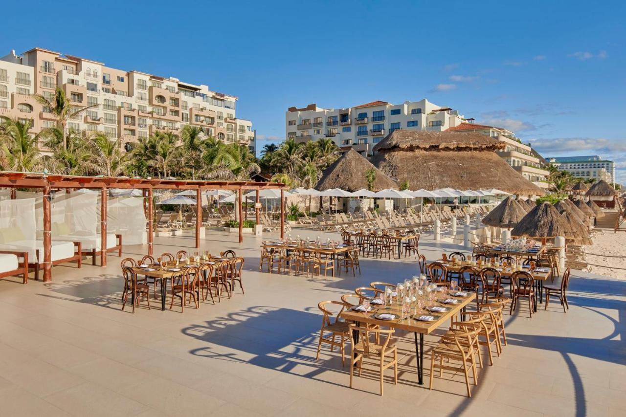 Fiesta Americana Condesa Cancun - Все включено Экстерьер фото Beachfront dining at the resort