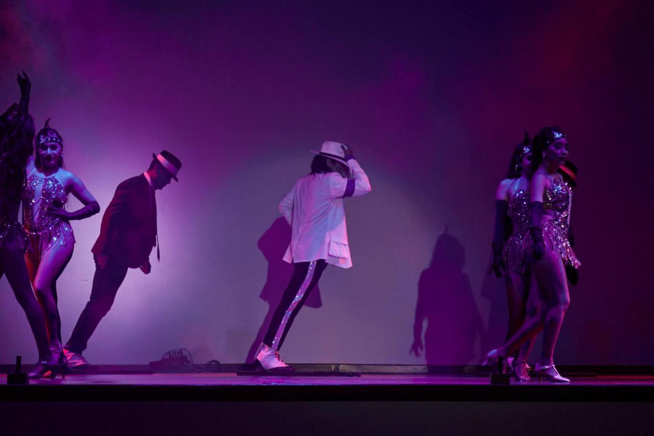 Fiesta Americana Condesa Cancun - Все включено Экстерьер фото Michael Jackson performing "Smooth Criminal" on the 2009 tour.
