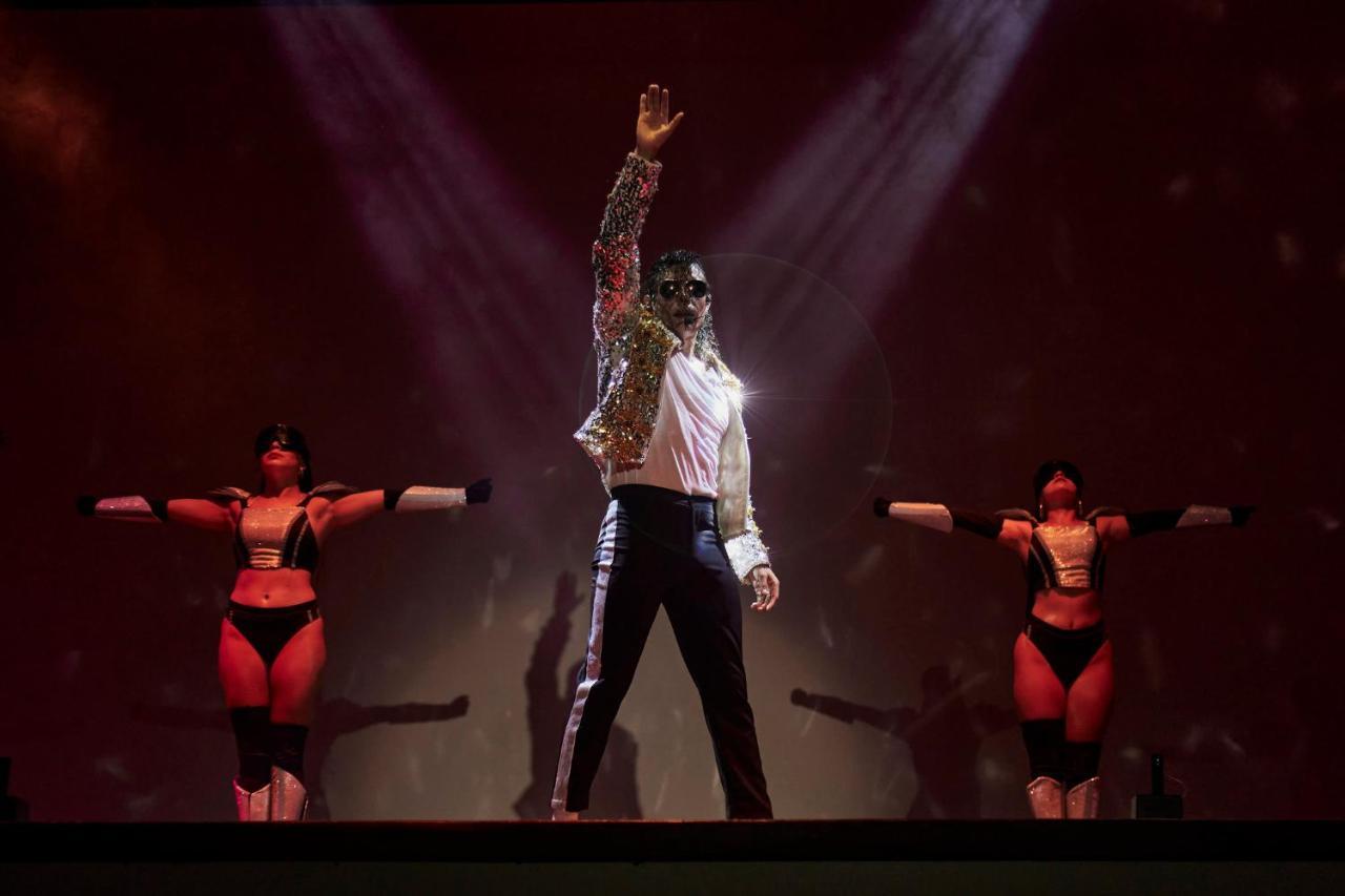 Fiesta Americana Condesa Cancun - Все включено Экстерьер фото Michael Jackson performing "Billie Jean" on the 2009 tour.