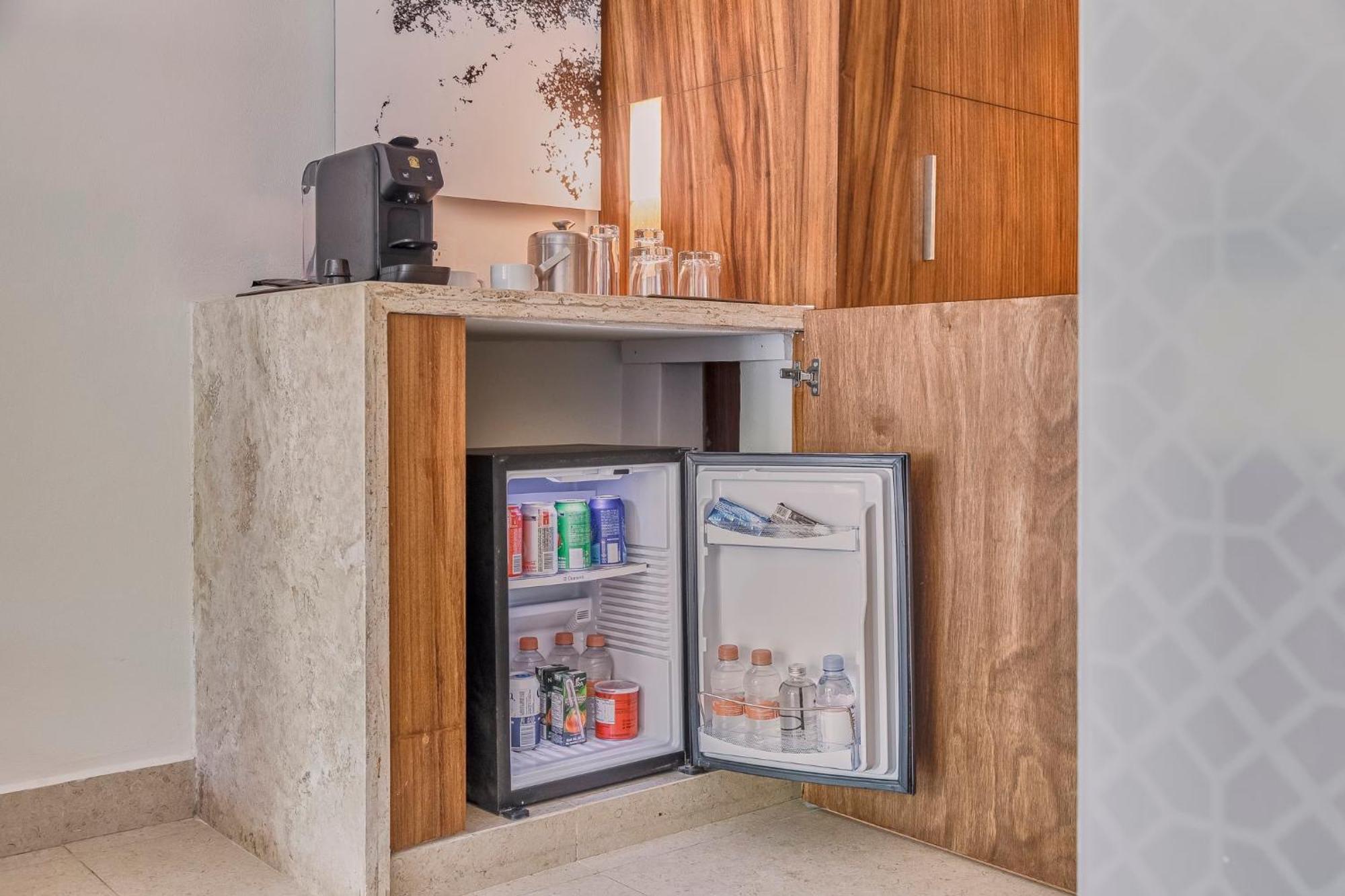 Fiesta Americana Condesa Cancun - Все включено Экстерьер фото A mini-bar in a hotel room